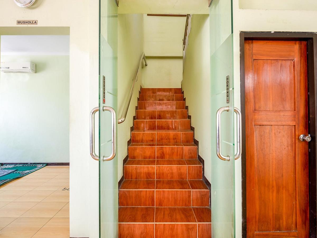 Oyo 3749 Hotel Global Inn Syariah Sedati Екстер'єр фото