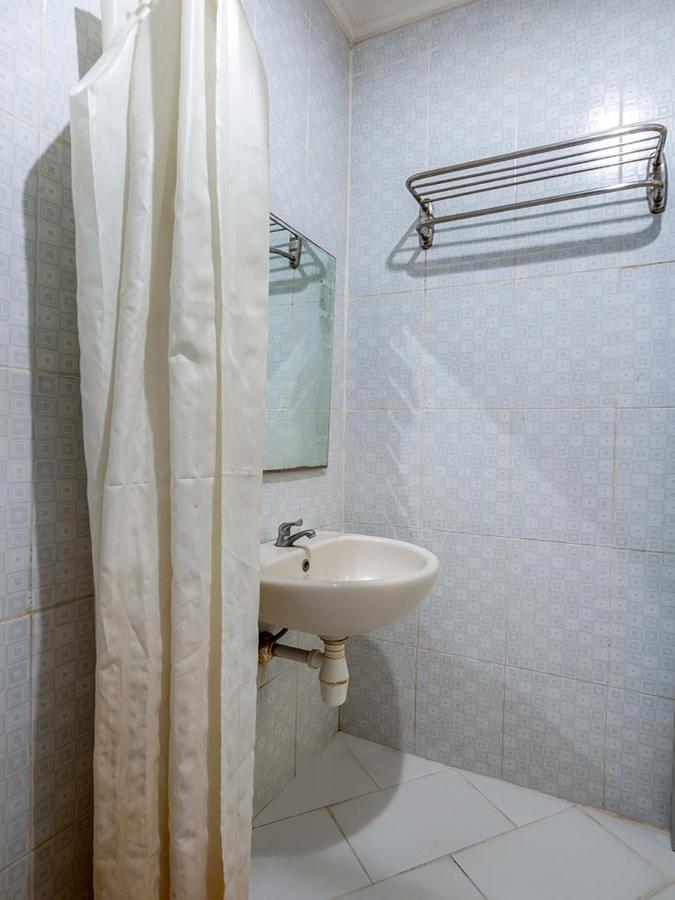 Oyo 3749 Hotel Global Inn Syariah Sedati Екстер'єр фото